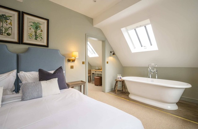 The Bottle & Glass Inn - Deluxe inc bath - Room 3