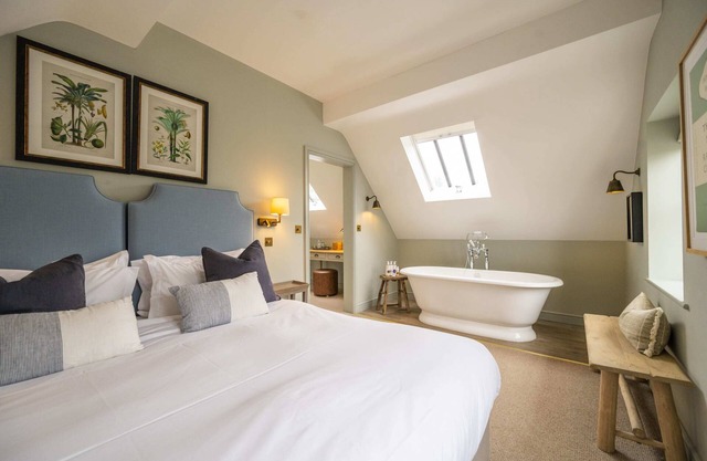The Bottle & Glass Inn - Book All 3 Rooms