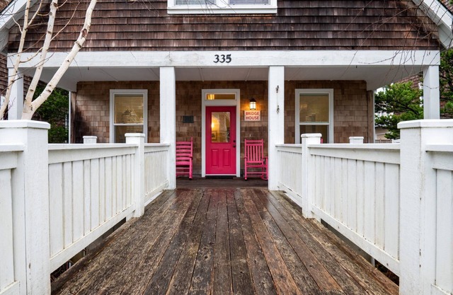 The Bridge House - Bella Beach, Open Floor Plan, Two Bedrooms w/En-Suite Bathrooms, Walk to Beach