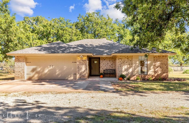 The Buffalo Gap Bungalow-Pet-Friendly! Cozy remodeled home surrounded by trees.