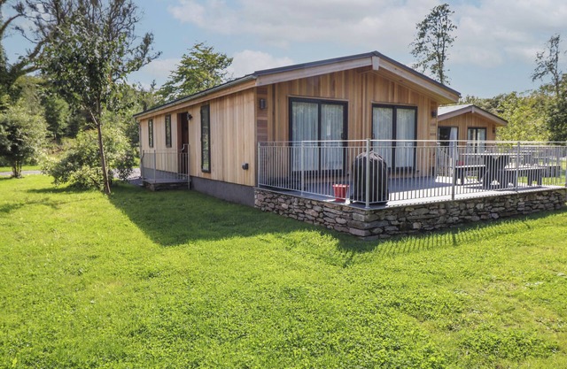 THE BURROW, pet friendly, character holiday cottage in Haverthwaite