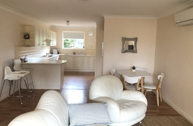 "THE BUTLER"@Milton eats, theatre, gallery shopping,garage, wifi,2WC,very quiet