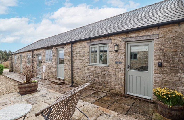 THE BYRE, pet friendly, country holiday cottage in Thirsk