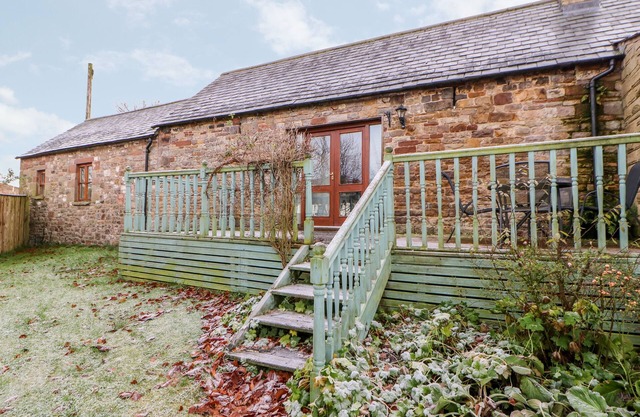THE BYRE, pet friendly, character holiday cottage in Milton