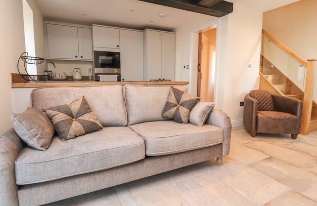 THE BYRE, pet friendly, with open fire in Kirkham