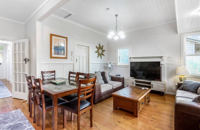 The Croft 4 BR Bungalow with Air-Con and Parking