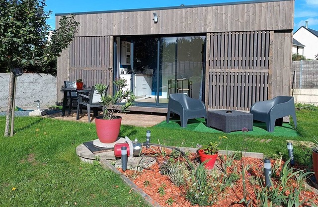 The cabin at the bottom of the garden - 5 minutes walk from the beach