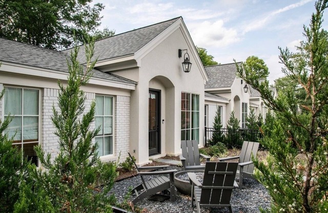 The Carolina, 2BR Luxe Stay by Velvet Ditch Villas