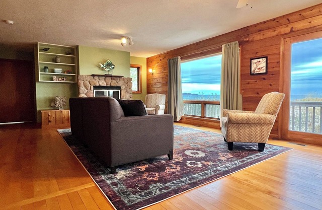 The Cathead Bay Sandcastle. Direct Beach Access.