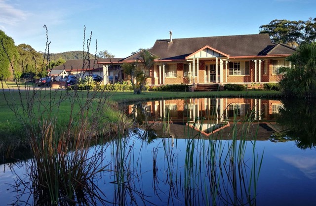 The Cedar Garden- 2.5 acres home on beachside