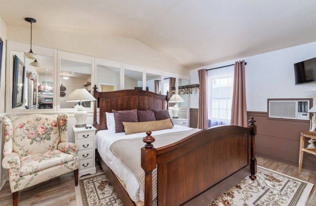 The Cedar Room - The Ranch House Motel