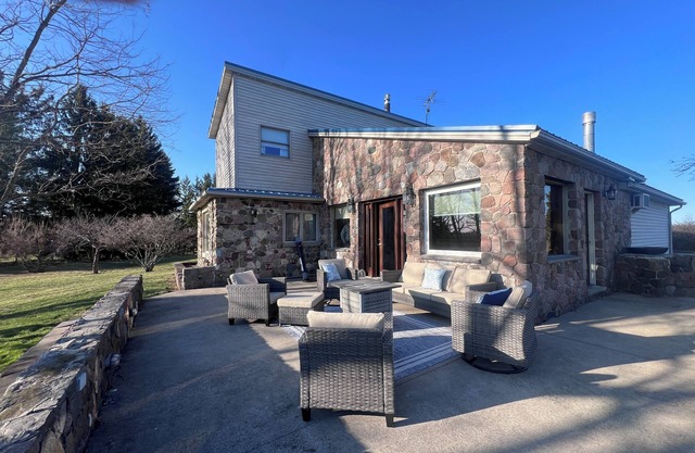 The Charleston House- Steps from 2 Golf Courses Perfect Fingerlakes Getaway