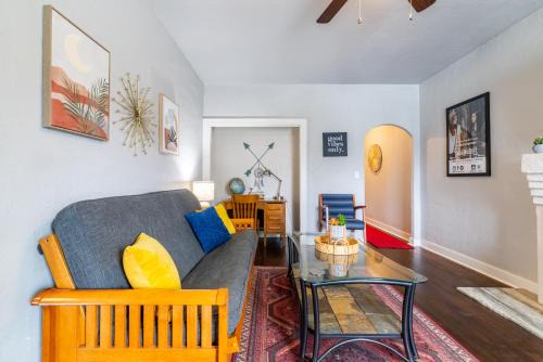 The Charmer, Fiber Internet, ROKU TVs, Washer & Dryer, Near DT Chickasha and Leg Lamp!