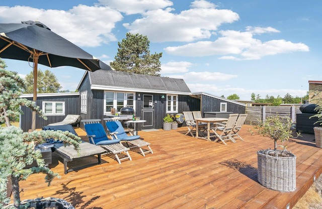 The charming cottage offers you a fantastic view of the water.