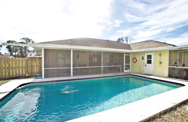 The Classic Floridian Oasis; Close to SW Beaches, Huge Lanai & Heated Pool"
