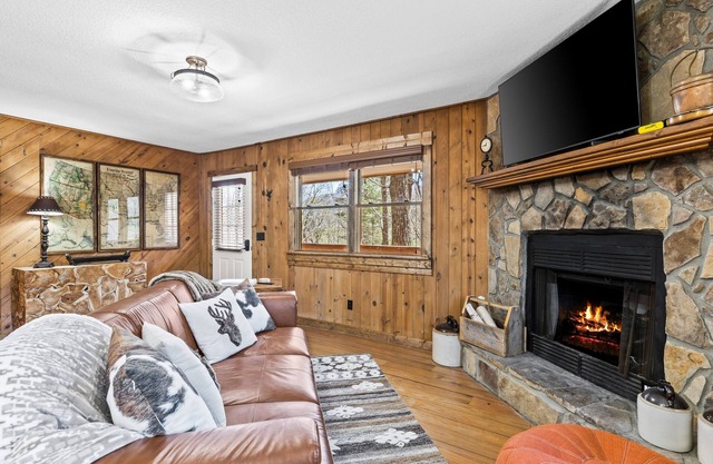 The Classic | Forest cabin with wraparound deck, fireplace & great location