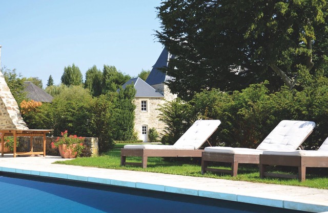 The Clos BRETTEVILLE, Live in the countryside, near an old castle!