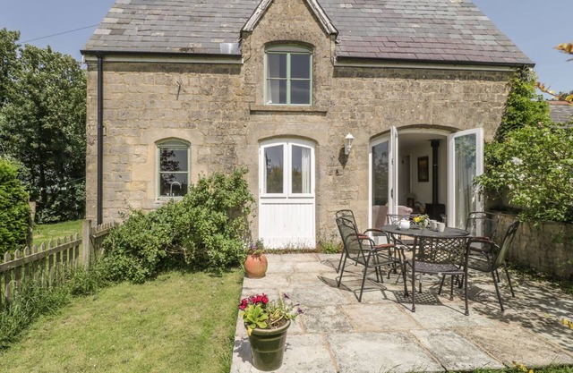 THE COACH HOUSE, pet friendly, character holiday cottage in Wells