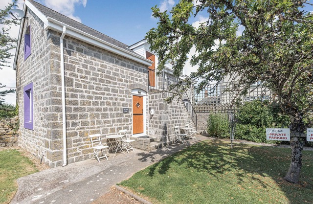 THE COACH HOUSE, pet friendly, with pool in St Florence