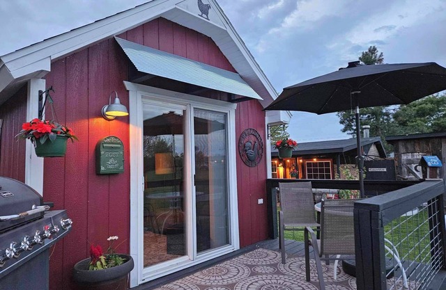 "The Coop" - Guest/Tiny House in a country setting- 3 Miles to GLEF