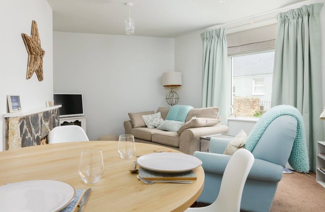 The Corner House - sleeps 4 guests in 2 bedrooms