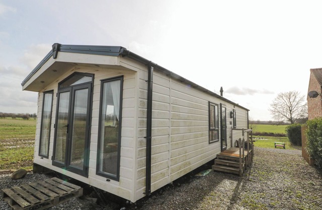 THE COSY CARAVAN, pet friendly, with a garden in Thirsk