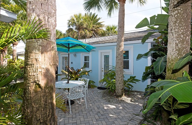 THE COTTAGE - 32 Steps to the Beach - Sleeps 2, drive to your door, Wifi, Grill.