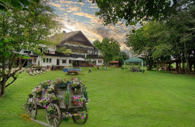 The country house is situated in a quiet location, close to hiking and biking trails & the highway.