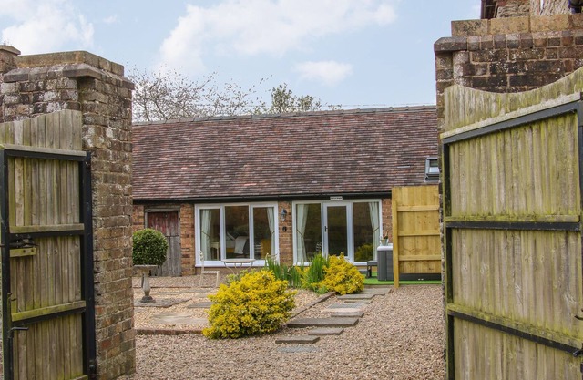 THE COURTYARD, romantic, with hot tub in Much Wenlock