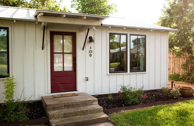 The Cozy Cabernet - short walk to Main St!