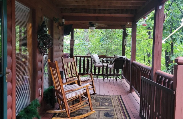 The Cozy Cub is a cozy 2-bedroom secluded cabin in charming Sevierville
