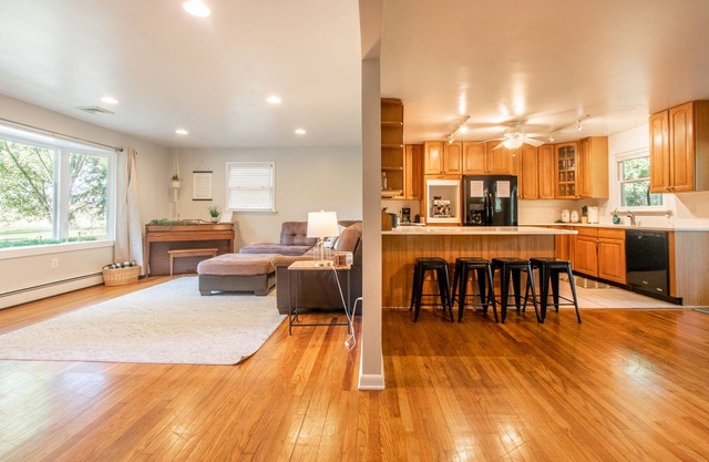 The Creamery Haven- 4 bedroom Home with KING Master Suite & Hot Tub