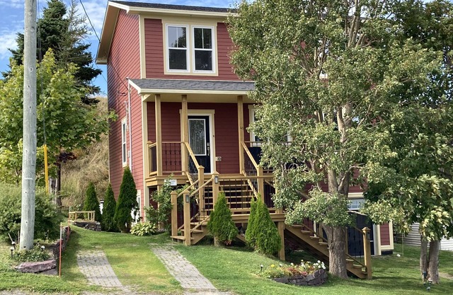 The Crows Nest - Top Guest Rated Luxury Vacation Home in the Heart of Trinity!