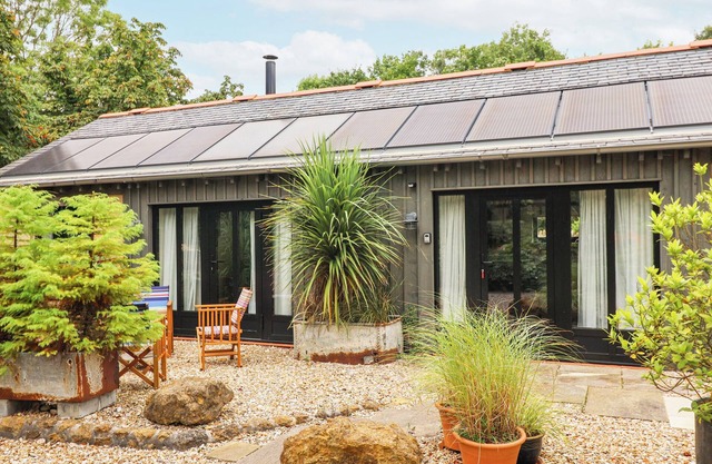 THE DAIRY, romantic, with open fire in Bridport