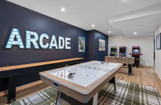 The Dells Den- Hot Tub- Fire Pit- Theater- Game Room- 5 min to DT Dells!