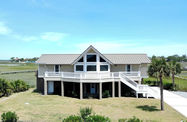 The Dockside Oasis: Newly Renovated 5 Bedroom Home, Scenic Marsh Views Sleeps 15
