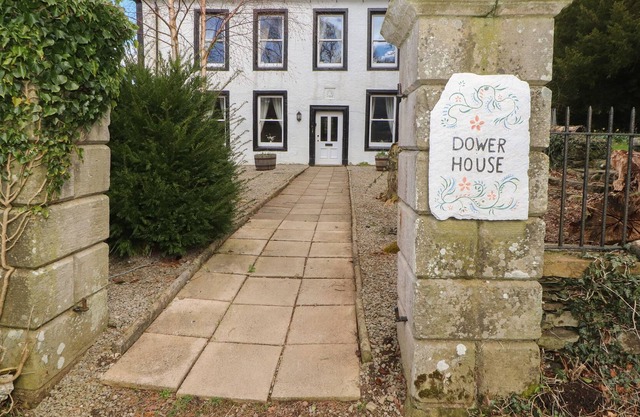 THE DOWER HOUSE, pet friendly, character holiday cottage in Keswick