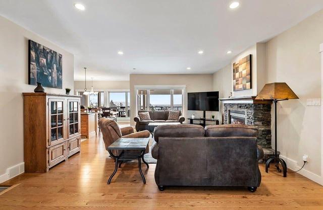 The Driftwood | Hot Tub, Wineries & Lakes