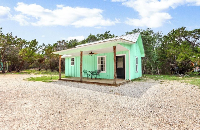 The Driftwoods - Charming Green Cabin with Fun Entertainment Area