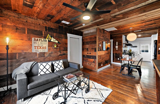 The Duet- Just Steps from Baylor University and Minutes from The Magnolia Silos
