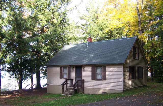 The "Eagle Nest" cottage on beautiful Lac Vieux Desert Lake