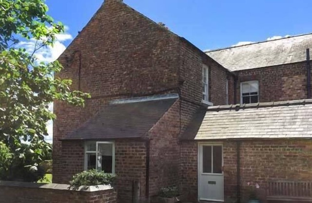 THE EAST WING COTTAGE, pet friendly, with open fire in Thirsk