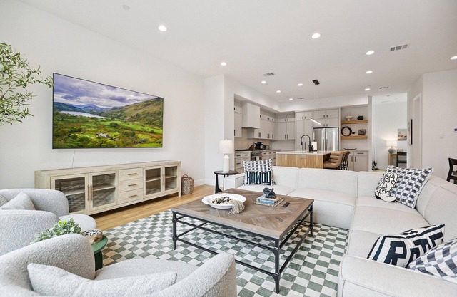 The Eastwood Escape - New Luxury Townhome – 3BR/3.5BA + Rooftop Deck in Oak Lawn