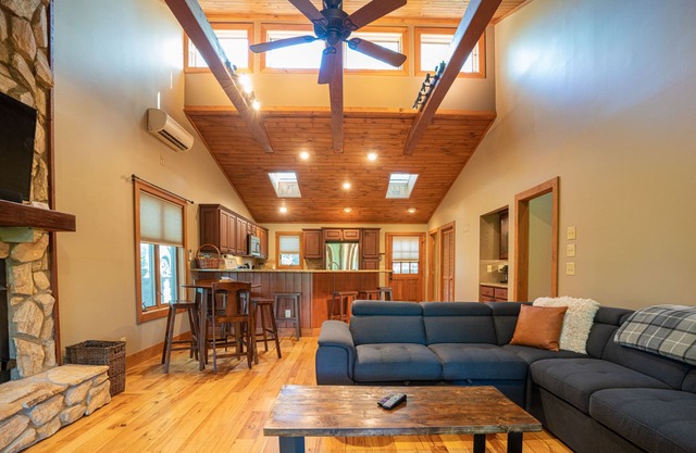 The Elk Chalet: King Bed Suite, Hot Tub w/S'mores Bar & Putt-Putt!⛳️