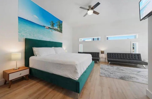 "The Emerald" Studio 1-with King bed-Sleeps 2