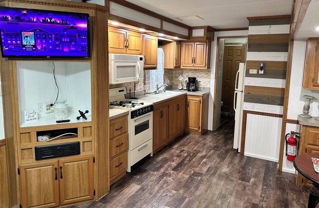 The Farm, a cozy camper in delightful Cosby with AC, WiFi