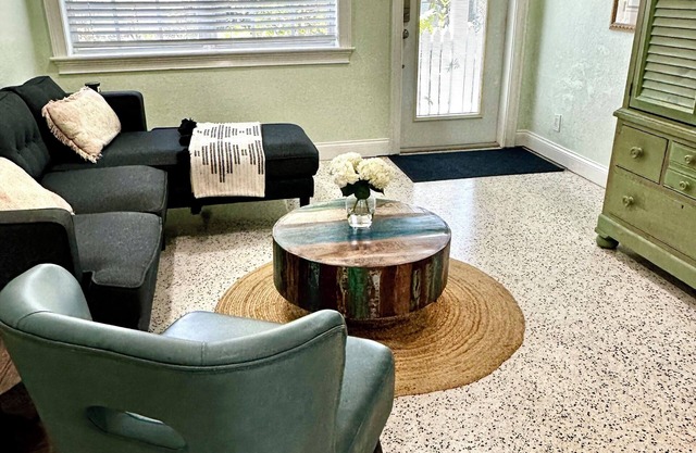 The Flamingo Cottage - charming 2-bedroom bright airy condo in private compound
