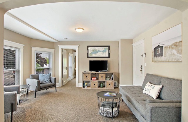 The Flats of Lake Geneva- Suite 1- Central downtown location, perfect for couples!