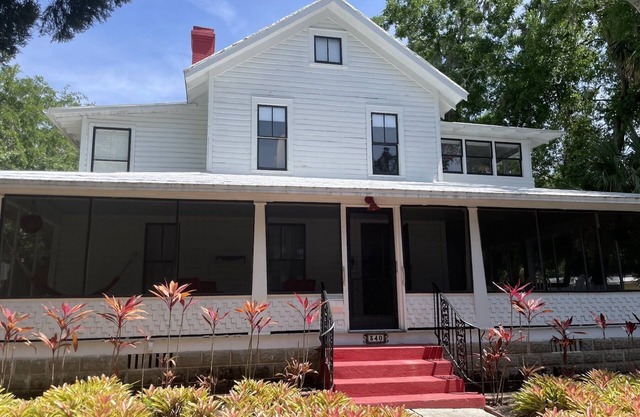 The Flowers House - Downtown Historic Home in the Heart of Mount Dora