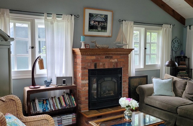 ~the FLYING CLOUD~ Romantic Cottage on the Woods near Lake Ontario!